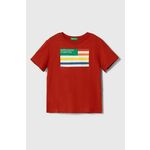Otroška bombažna kratka majica United Colors of Benetton rdeča barva - rdeča. Otroške lahkotna kratka majica iz kolekcije United Colors of Benetton, izdelana iz visokokakovostne pletenine, ki je bila izdelana na trajnostni način. Model iz izjemno...