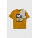 Otroška bombažna kratka majica United Colors of Benetton rumena barva - rumena. Otroške kratka majica iz kolekcije United Colors of Benetton, izdelana iz tanke, elastične pletenine. Model iz izjemno udobne in zračne tkanine je idealen za toplejše...