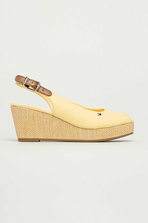 Tommy Hilfiger sandali - rumena. Sandali iz kolekcije Tommy Hilfiger. Model izdelan iz kombinacije imitacije semiša in naravnega usnja.