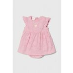 Otroška bombažna obleka Guess roza barva - roza. Obleka za dojenčke iz kolekcije Guess. Nabran model, izdelan iz čipkastega materiala. Model je pakiran v darilni škatli.