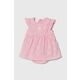 Otroška bombažna obleka Guess roza barva - roza. Obleka za dojenčke iz kolekcije Guess. Nabran model, izdelan iz čipkastega materiala. Model je pakiran v darilni škatli.
