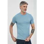 Bombažna kratka majica Guess - modra. Oprijeta kratka majica iz kolekcije Guess. Model izdelan iz tanke, elastične pletenine.