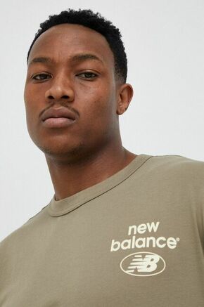 Bombažna kratka majica New Balance zelena barva - zelena. Kratka majica iz kolekcije New Balance. Model izdelan iz pletenine s potiskom. Tanek