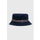 Fila klobuk - mornarsko modra. Klobuk iz zbirke Fila. Model ozkega kroja, izdelan iz materiala z aplikacijo.
