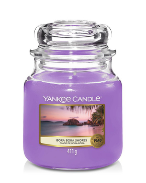 Yankee Candle vijolična dišeča sveča Bora Bora Shores Klasična srednja