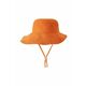 Otroški klobuk Reima Rantsu oranžna barva - oranžna. Otroški klobuk iz kolekcije Reima. Model s širokim robom, izdelan iz enobarvnega materiala. Model ima zaščito pred soncem UPF 50+.