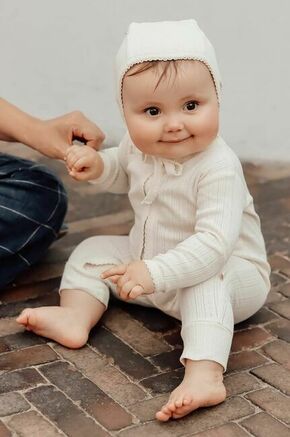 Otroški pajac That's mine - bela. Pajac za dojenčka iz kolekcije That's mine. Model izdelan iz enobarvne pletenine.