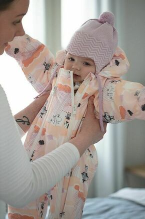 Otroška kapa Reima roza barva - roza. Otroška kapa iz kolekcije Reima. Model izdelan iz vzorčaste pletenine.