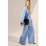 Komplet Answear Lab ženski - modra. Komplet srajce in hlač iz kolekcije Answear Lab. Model izdelan iz enobarvne tkanine. Model iz izjemno udobne, zračne tkanine.