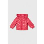 Otroška jakna Guess roza barva - roza. Otroški jakna iz kolekcije Guess. Podložen model, izdelan iz trpežnega materiala. Model z dvignjenim ovratnikom zagotavlja dodatno zaščito pred mrazom.
