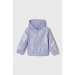 Otroška jakna United Colors of Benetton vijolična barva - vijolična. Otroški jakna iz kolekcije United Colors of Benetton. Delno podložen model, izdelan iz gladkega materiala. Model s povečano vodoodpornostjo, ki je idealen za slabše vremenske...