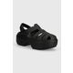 Sandali Crocs Stomp Fisherman Sandal ženski, črna barva, 209938 - črna. Sandali iz kolekcije Crocs. Model je izdelan iz sintetičnega materiala. Model z mehkim, oblikovanim vložkom zagotavlja udobje.