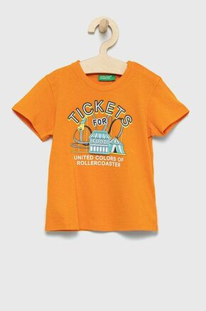Otroški bombažen t-shirt United Colors of Benetton oranžna barva - oranžna. Otroški T-shirt iz kolekcije United Colors of Benetton. Model izdelan iz pletenine z nalepko.