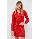 Obleka Guess rdeča barva - rdeča. Obleka iz kolekcije Guess. Model izdelan iz enobarvne tkanine. Zaradi vsebnosti poliestra je tkanina bolj odporna na gubanje.