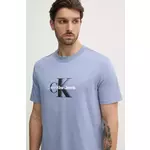 Bombažna kratka majica Calvin Klein Jeans moška, J30J327471 - modra. Kratka majica iz kolekcije Calvin Klein Jeans, izdelana iz tanke, elastične pletenine. Model iz zračne bombažne tkanine.