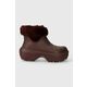 Snežke Crocs Stomp Lined Boot bordo barva, 208718 - bordo. Snežke iz kolekcije Crocs. Model je izdelan iz kombinacije tekstilnega in sintetičnega materiala. Model s tekstilno notranjostjo, ki je udobna za stopalo in omogoča enostavno vzdrževanje...