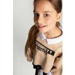 Otroški pulover Coccodrillo bež barva - bež. Otroški pulover iz kolekcije Coccodrillo, izdelan iz pletenine s potiskom. Model je izdelan iz česanega bombaža, zato ga odlikujeta mehak lesk in večja vzdržljivost.