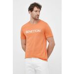 Bombažna kratka majica United Colors of Benetton oranžna barva - oranžna. Lahkotna kratka majica iz kolekcije United Colors of Benetton. Model izdelan iz tanke, elastične pletenine. Izjemno udoben material, izdelan iz naravnih vlaken.
