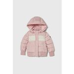 Otroška jakna Guess roza barva - roza. Otroški jakna iz kolekcije Guess. Podložen model, izdelan iz vzorčastega materiala. Prešiti model s sintetično izolacijo za dodatno udobje pri nižjih temperaturah.