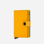 Secrid denarnica - rumena. Srednje velika denarnica iz kolekcije Secrid. Model narejen iz ekološkega usnja.