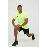 Kratka majica za vadbo Nike zelena barva - rumena. Kratka majica za vadbo iz kolekcije Nike. Model izdelan iz materiala, ki odvaja vlago.