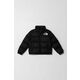 Otroška puhovka The North Face 1996 RETRO NUPTSE JACKET črna barva - črna. Otroška jakna iz kolekcije The North Face. Podložen model, izdelan iz vzorčastega materiala. Model s polnilom iz naravnega puha in perja zagotavlja visoko stopnjo...