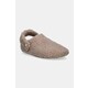 Copati Crocs Classic Cozzy Slipper - bež. Copati iz kolekcije Crocs, izdelani iz imitacije krzna. Model z mehkim, oblikovanim vložkom zagotavlja udobje.