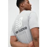 Bombažna kratka majica New Balance siva barva - siva. Kratka majica iz kolekcije New Balance. Model izdelan iz bombažne pletenine.