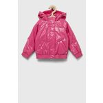 Otroška jakna Guess roza barva - roza. Otroški jakna iz kolekcije Guess. Delno podložen model, izdelan iz iz gladkega materiala. Rokavi in spodnji rob so zaključeni z elastičnimi, udobnimi rebrastimi manšetami.