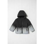Otroška jakna zippy siva barva - siva. Otroški jakna iz kolekcije zippy. Podložen model, izdelan iz vzorčastega materiala. Prešiti model s sintetično izolacijo za dodatno udobje pri nižjih temperaturah.