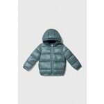 Otroška jakna Guess - modra. Otroški jakna iz kolekcije Guess. Podložen model, izdelan iz prešitega materiala. Model z dvignjenim ovratnikom zagotavlja dodatno zaščito pred mrazom.