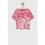 Otroška bombažna kratka majica Guess roza barva - roza. Otroške lahkotna kratka majica iz kolekcije Guess. Model izdelan iz rebraste pletenine. Model iz raztegljivega materiala, ki se prilega obliki.