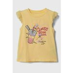 Otroška kratka majica Guess rumena barva - rumena. Otroške kratka majica iz kolekcije Guess. Model izdelan iz tanke, elastične pletenine. Model iz izjemno udobne, zračne tkanine z visoko vsebnostjo bombaža.