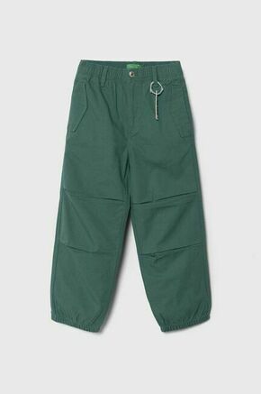 Otroške bombažne hlače United Colors of Benetton zelena barva - zelena. Hlače iz kolekcije United Colors of Benetton. Model izdelan iz enobarvne tkanine. Model iz izjemno udobne bombažne tkanine.