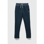 Otroške hlače Guess mornarsko modra barva - mornarsko modra. Otroški hlače iz kolekcije Guess. Model izdelan iz vzorčaste pletenine. Poliester zagotavlja večjo odpornost na gubanje.