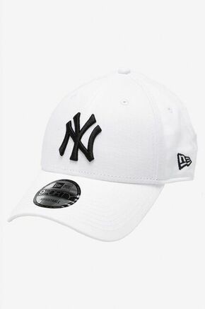 New Era kapa - bela. Kapa s šiltom vrste baseball iz kolekcije New Era. Model izdelan iz enobarvnega materiala.
