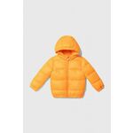 Otroška jakna Guess oranžna barva - oranžna. Otroški jakna iz kolekcije Guess. Podložen model, izdelan iz prešitega materiala. Model z dvignjenim ovratnikom zagotavlja dodatno zaščito pred mrazom.