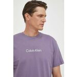 Bombažna kratka majica Calvin Klein vijolična barva - vijolična. Kratka majica iz kolekcije Calvin Klein, izdelana iz pletenine s potiskom. Model iz izjemno udobne bombažne tkanine.