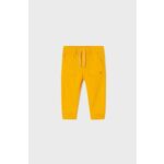 Hlače za dojenčka Mayoral rumena barva - rumena. Kratke hlače za dojenčka iz kolekcije Mayoral. Model izdelan iz udobne tkanine.