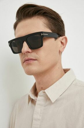 Tom Ford sončna očala - črna. Sončna očala iz kolekcije Tom Ford. Model z gladkimi lečami in plastičnimi okvirji. Imajo UV 400 filter.