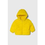 Otroška jakna United Colors of Benetton rumena barva - rumena. Otroški jakna iz kolekcije United Colors of Benetton. Podložen model, izdelan iz gladkega materiala. Prešiti model s sintetično izolacijo za dodatno udobje pri nižjih temperaturah.