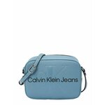 Torbica Calvin Klein Jeans - modra. Majhna torbica iz kolekcije Calvin Klein Jeans. Model na zapenjanje, izdelan iz ekološkega usnja.