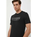 Kratka majica Guess moški, črna barva - črna. Kratka majica iz kolekcije Guess, izdelana iz tanke, elastične pletenine. Model iz izjemno udobne tkanine z visoko vsebnostjo bombaža.