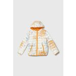 Otroška jakna Guess oranžna barva - oranžna. Otroški jakna iz kolekcije Guess. Delno podložen model, izdelan iz vzorčastega materiala. Prešiti model s sintetično izolacijo za dodatno udobje pri nižjih temperaturah.