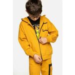 Otroški bombažen pulover Coccodrillo rumena barva, s kapuco - rumena. Otroški pulover s kapuco iz kolekcije Coccodrillo, izdelan iz enobarvne pletenine. Model je izdelan iz česanega bombaža, zato ga odlikujeta mehak lesk in večja vzdržljivost.