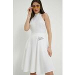 Obleka iz mešanice lana Love Moschino bela barva - bela. Obleka iz kolekcije Love Moschino. Model izdelan iz tkanine z nalepko. Model iz izjemno udobne tkanine z visoko vsebnostjo viskoze.