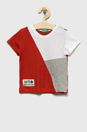 Otroški bombažen t-shirt United Colors of Benetton rdeča barva - rdeča. Otroški T-shirt iz kolekcije United Colors of Benetton. Model izdelan iz pletenine z nalepko.