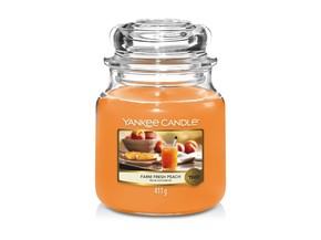 Yankee Candle dišeča sveča Farm Fresh Peach Klasična srednja