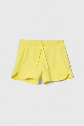 Otroške bombažne kratke hlače United Colors of Benetton rumena barva - rumena. Otroški kratke hlače iz kolekcije United Colors of Benetton. Model izdelan iz enobarvnega materiala. Model iz izjemno udobne bombažne tkanine.