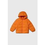 Otroška jakna United Colors of Benetton oranžna barva - oranžna. Otroški jakna iz kolekcije United Colors of Benetton. Podložen model, izdelan iz gladkega materiala. Prešiti model s sintetično izolacijo za dodatno udobje pri nižjih temperaturah.
